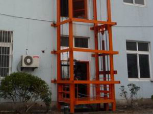 導(dǎo)軌式液壓升降平臺(tái)